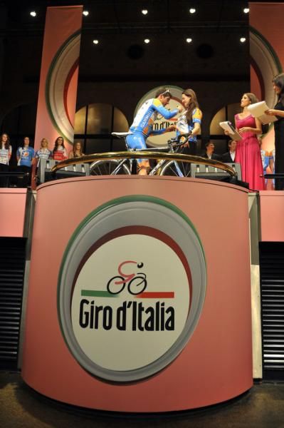 David Millar (Garmin-Transitions) signs the model's jersey.