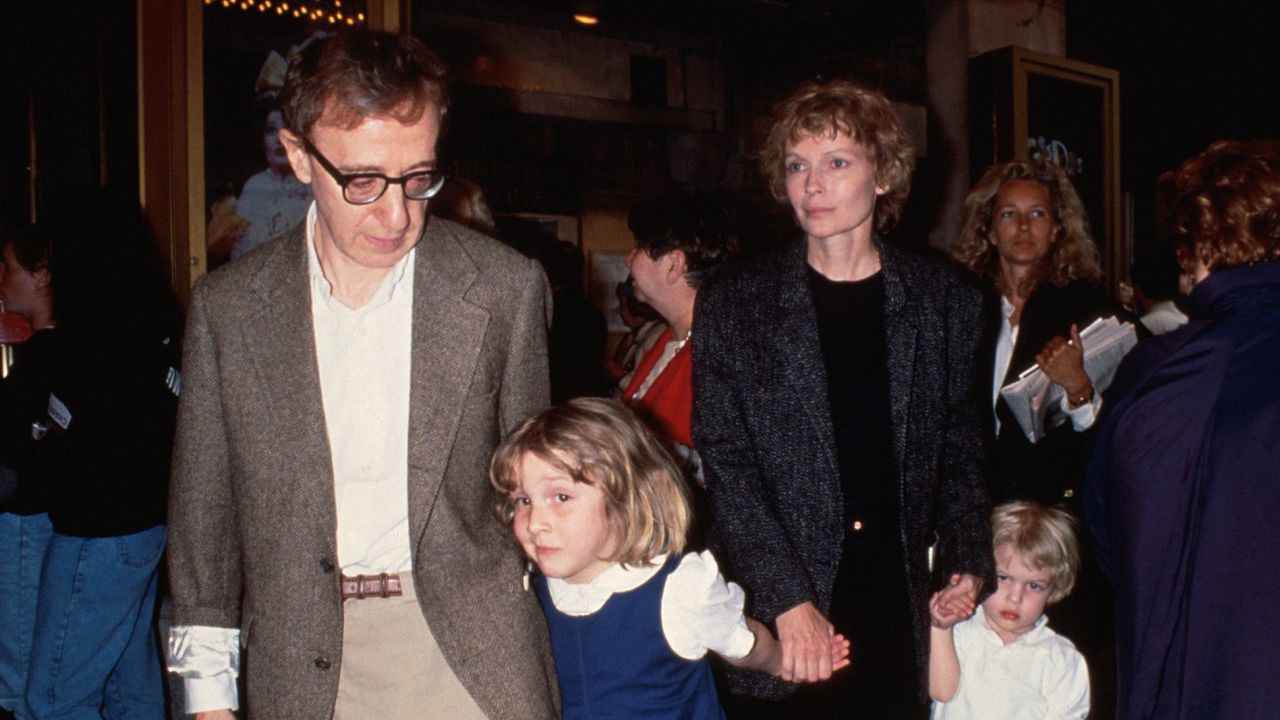 Woody Allen (L) w. Dylan Farrow (2L) and her mother, actress Mia Farrow (2R), and Allen and Farrow&#039;s son Satchel (R).