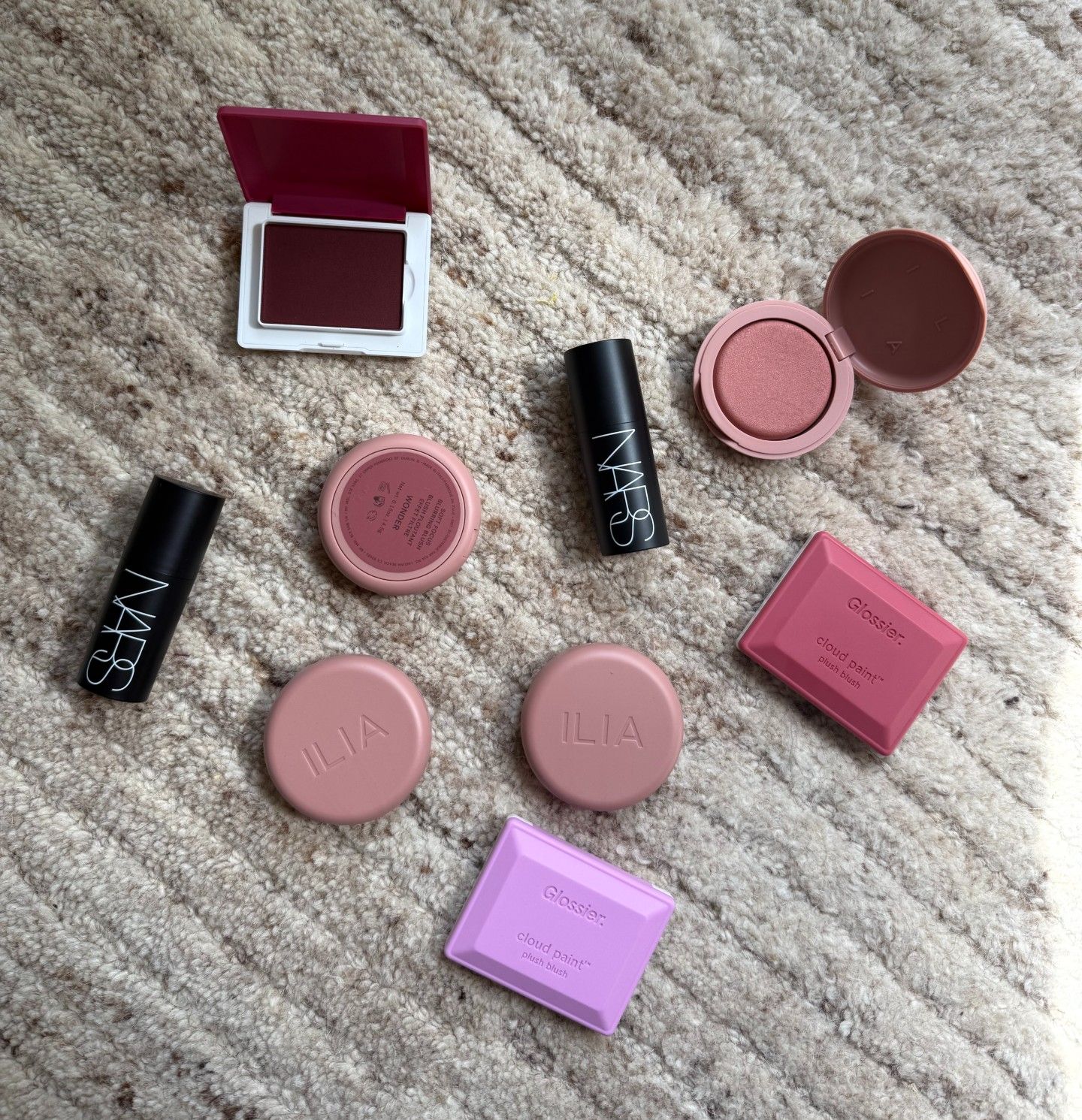 Jamie Schneider testing the best fall blushes