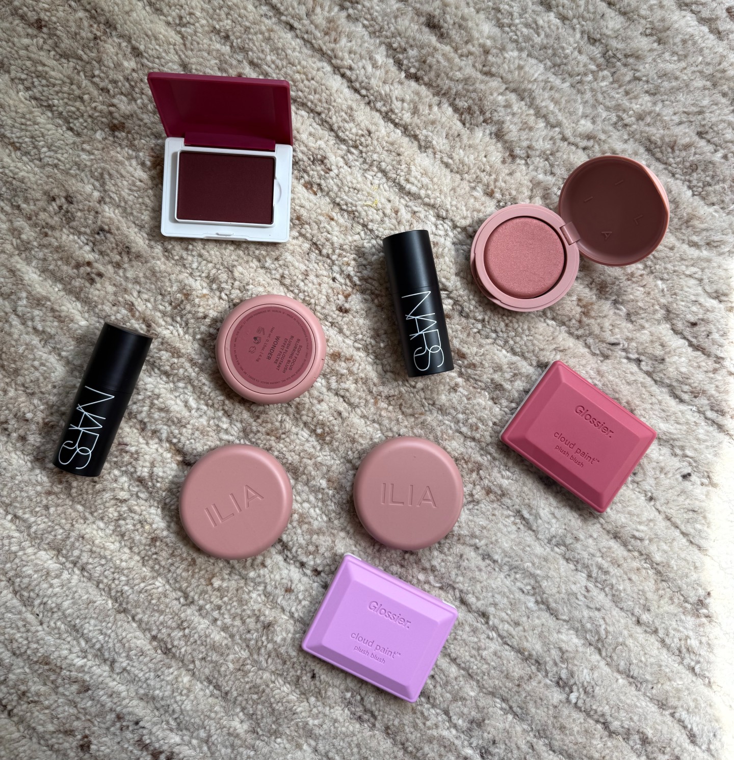 Jamie Schneider testing the best fall blushes