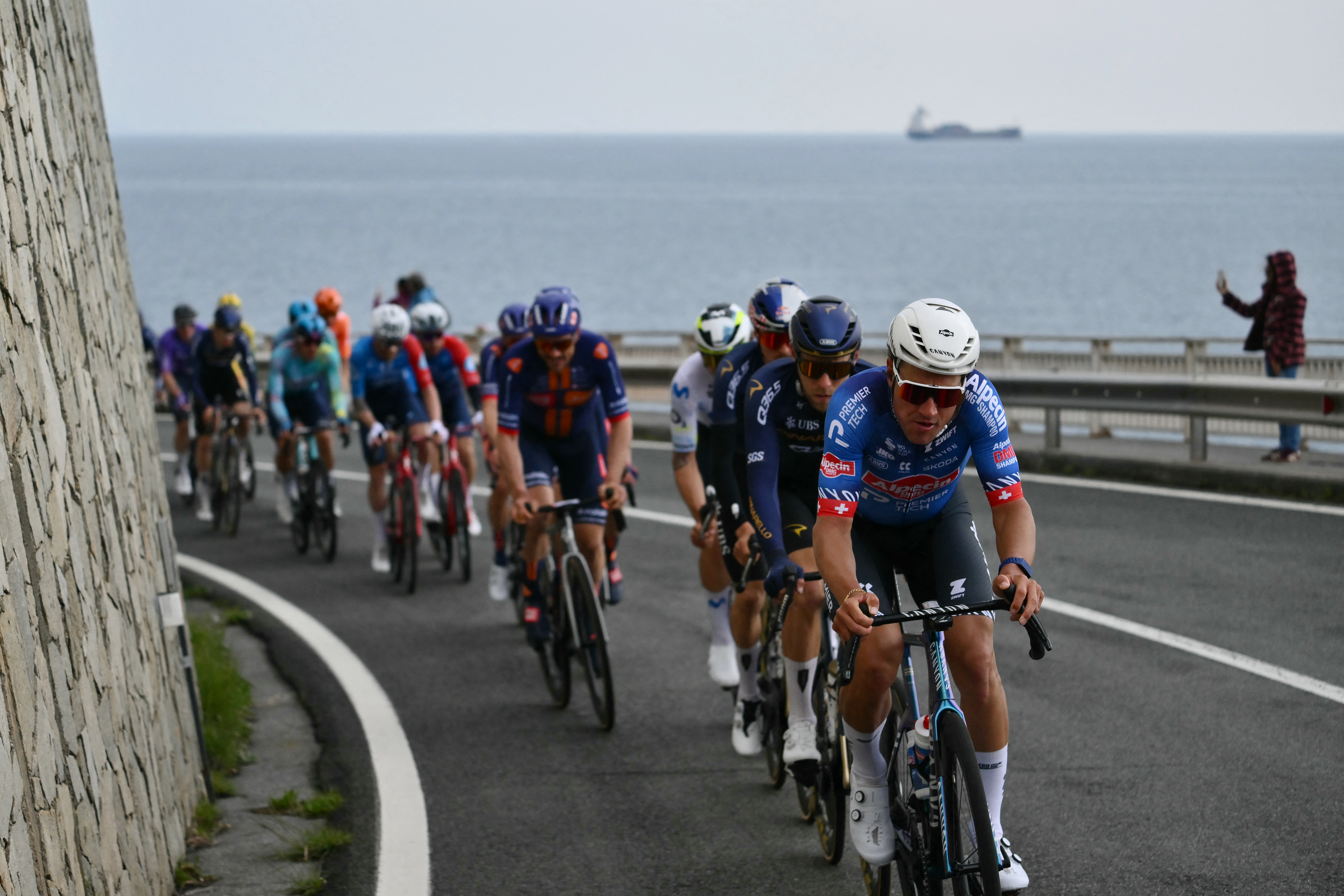 Milan-San Remo Men LIVE - Break extends advantage over peloton on the coastal road