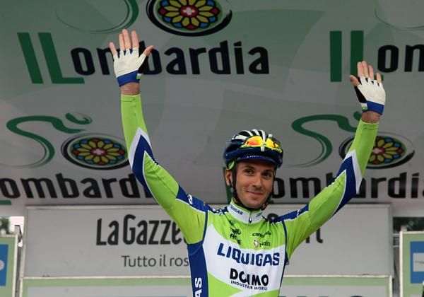 Ivan Basso (Liquigas) acknowledges the tifosi on the sign-in stage.