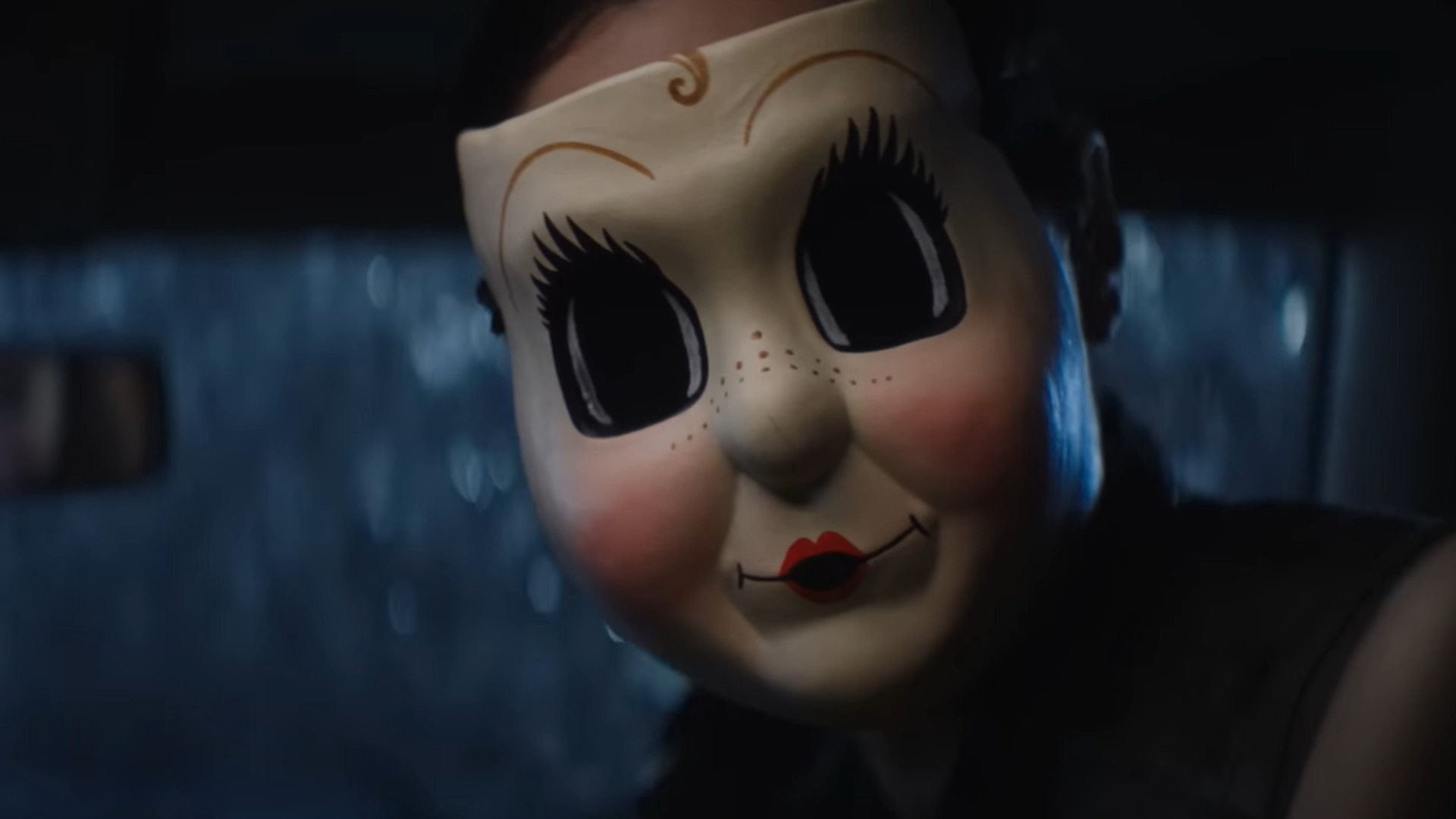 El avance del Capítulo 2 de The Strangers revela una dirección completamente nueva para la serie de terror, pero mantiene vivo su espíritu con una repetición de su línea más clásica.