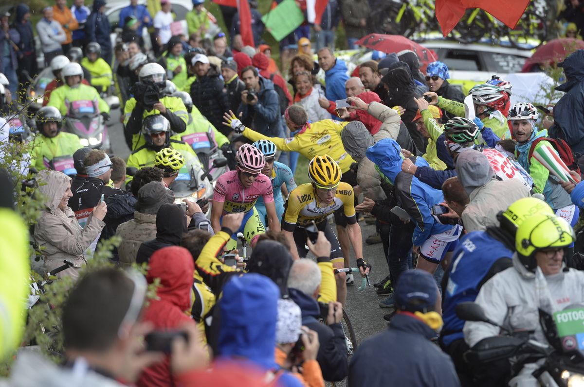 Steven Kruijswijk heads the leading group