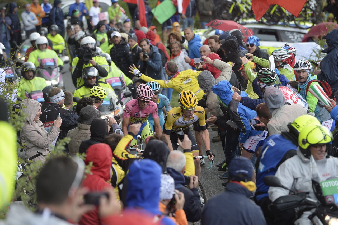 Steven Kruijswijk heads the leading group