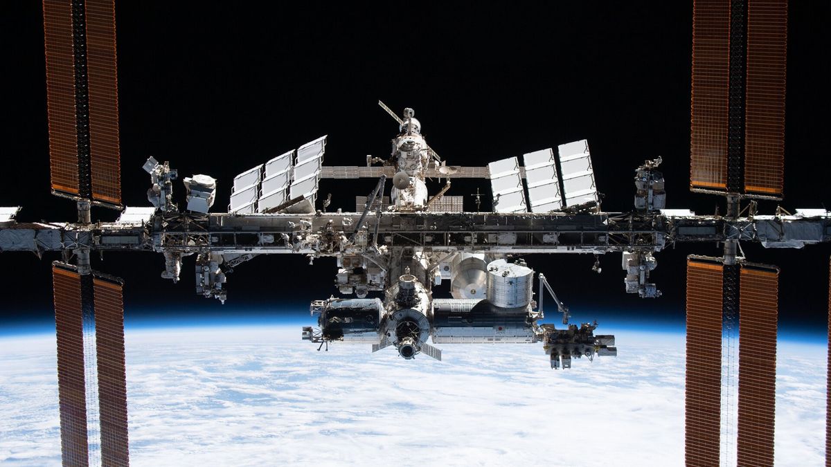 11월 1일 두 명의 NASA 우주비행사가 네 번째로 여성만으로 우주 유영을 수행하는 모습을 지켜보세요.