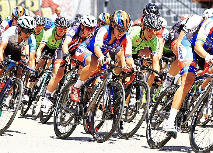 Yussely Mendivil Soto (Iscorp Pro Cycling) grits her teeth and gets pushing