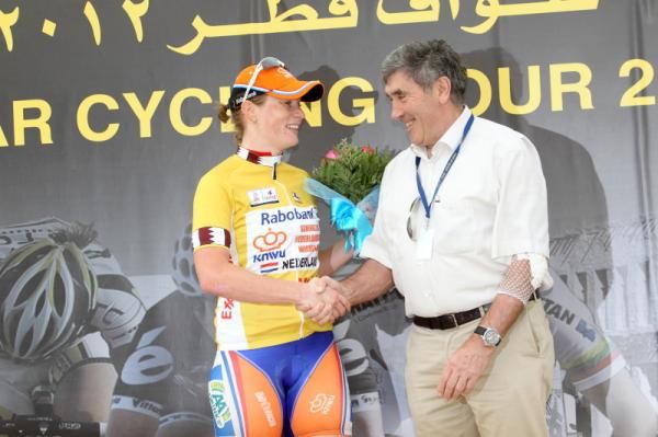 Eddy Merckx presented Kirsten Wild (Netherlands) with the gold leader's jersey after stage 1