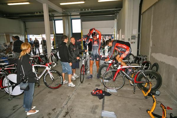 The Caisse d'Epargne team readies for the TT.