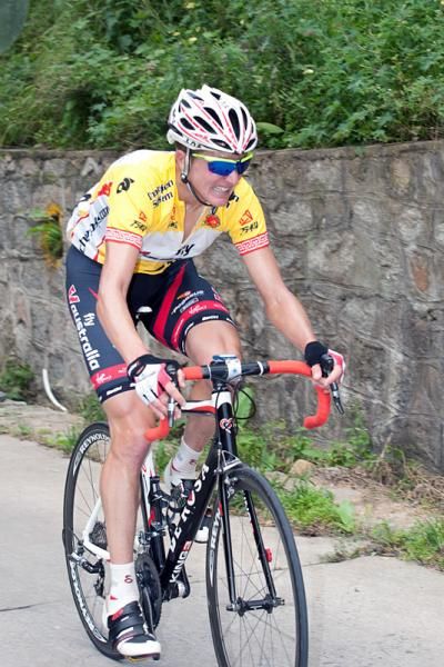 David Tanner (Fly V Australia) fought to defend his yellow jersey.