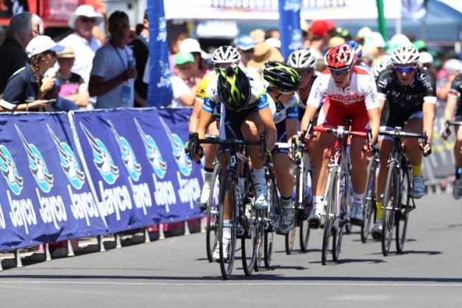 Shara Gillow and Amanda Spratt (Orica - AIS)made sure Hoskins had a smooth ride to the finale