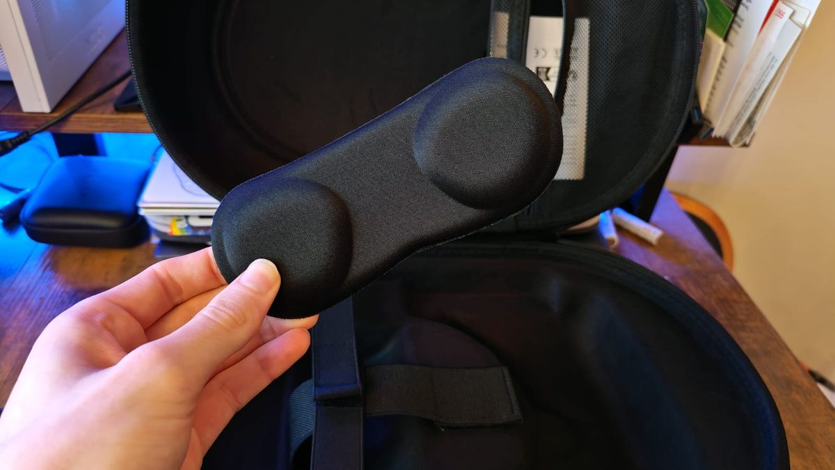 The lens protector in the Syntech Hard Carrying Case for Quest 3