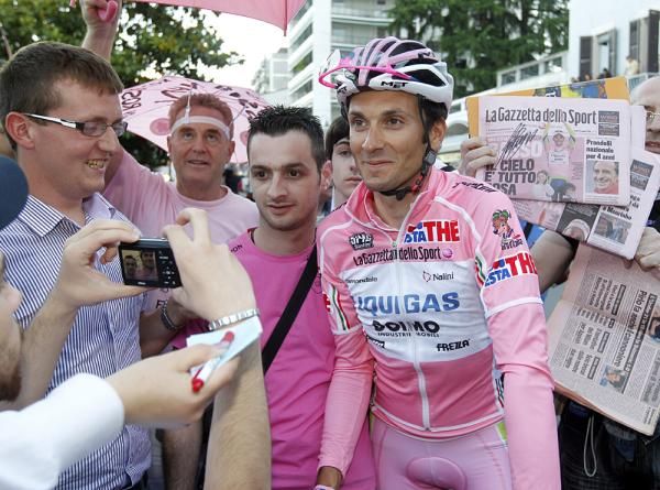 Ivan Basso followed by fans and reporters before the race