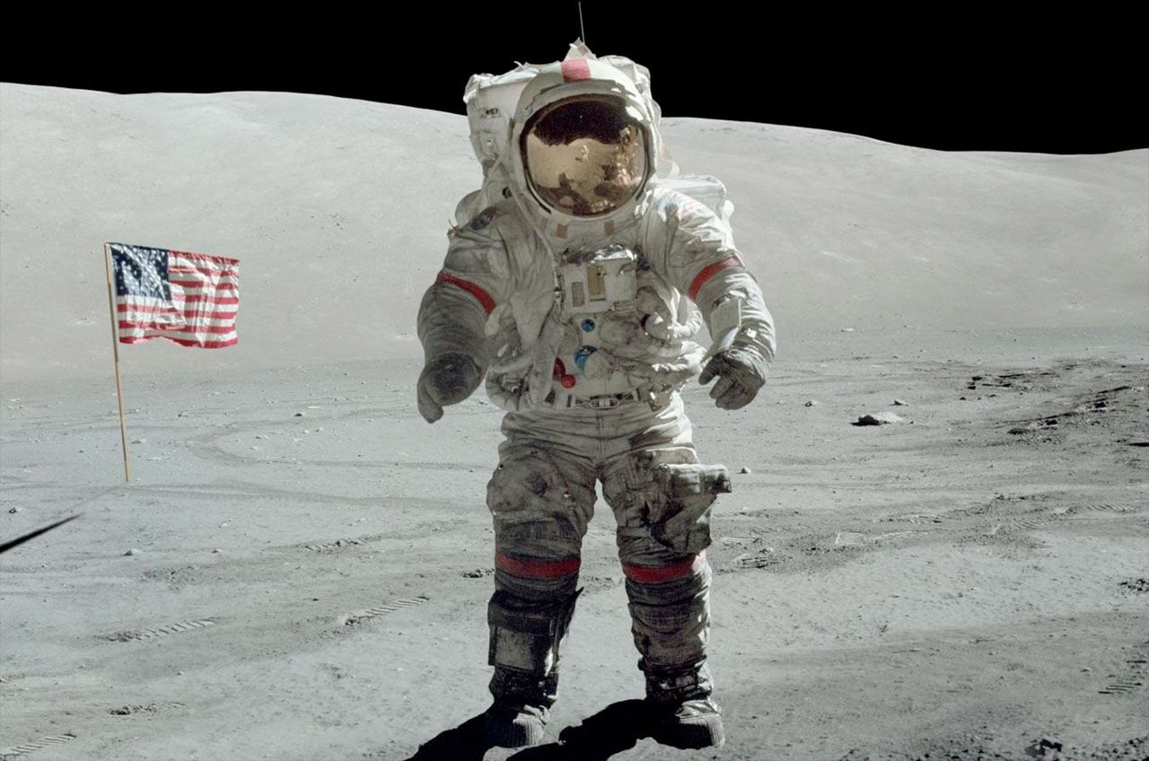 Man lands on the moon. Аполлон 17 Юджин Сернан. Человек на Луне. Первый человек на Луне фото.