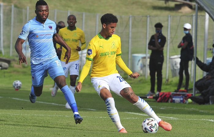 Rushine De Reuck of Sundowns and Augustine Kwem of Chippa United 