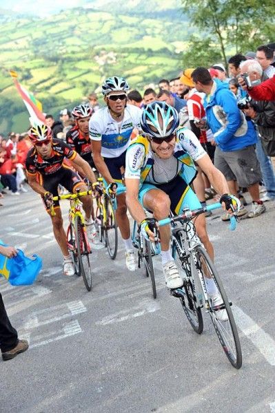 Levi Leipheimer (Astana) puts in an attack