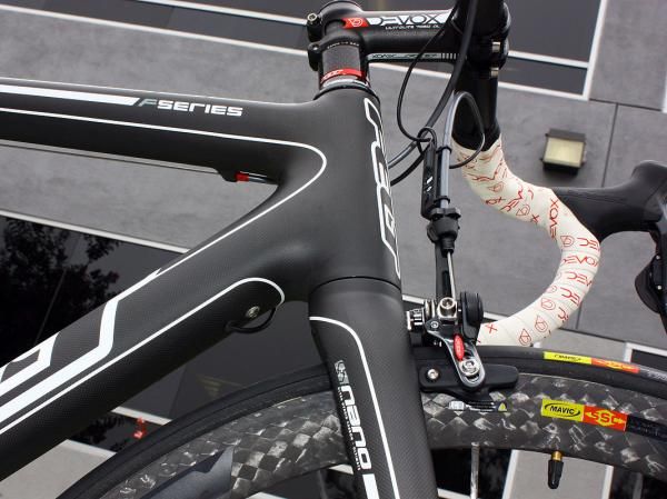 The new F1 frame surface is totally devoid of flat surfaces as Felt says those are more prone to buckling under load.