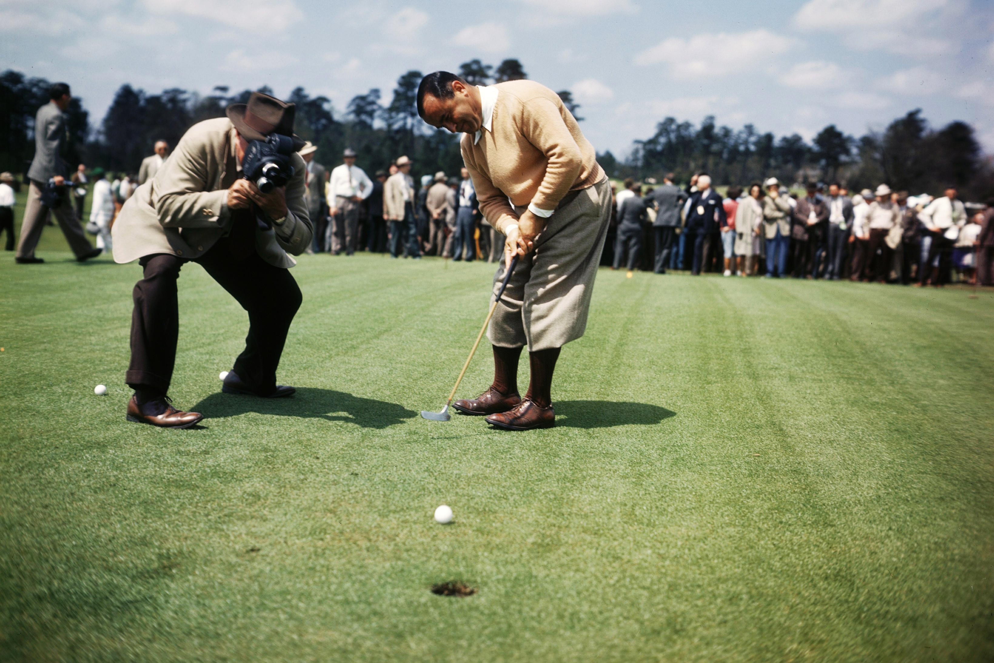 Gene Sarazen putting in 1947