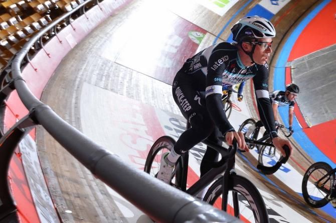 Iljo Keisse gets high up on the banking