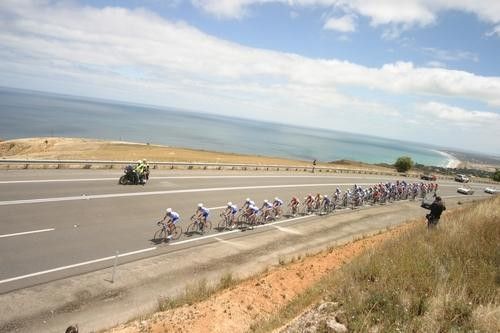 The main bunch heads up Sellicks Hill