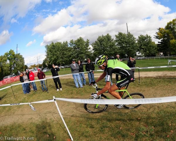 Ryan Trebon (Cannondale p/b Cyclocrossworld) leading the race on the first lap