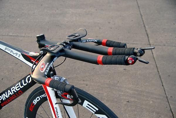 The Easton Attack TT integrated aerobar is claimed to weigh just 350g.