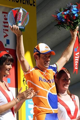 Oscar Freire (Rabobank) takes the applause as stage winner.