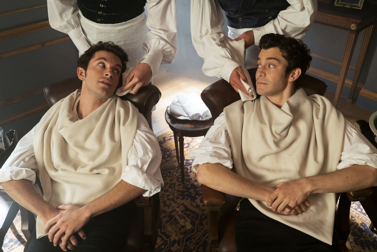 Jonathan Bailey as Anthony Bridgerton, Luke Thompson as Benedict Bridgerton in episode 202 of Bridgerton