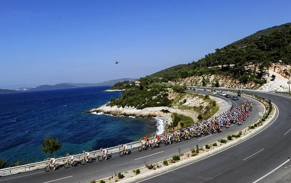 The peloton races along Turkey's coast en route to Turgutreis.