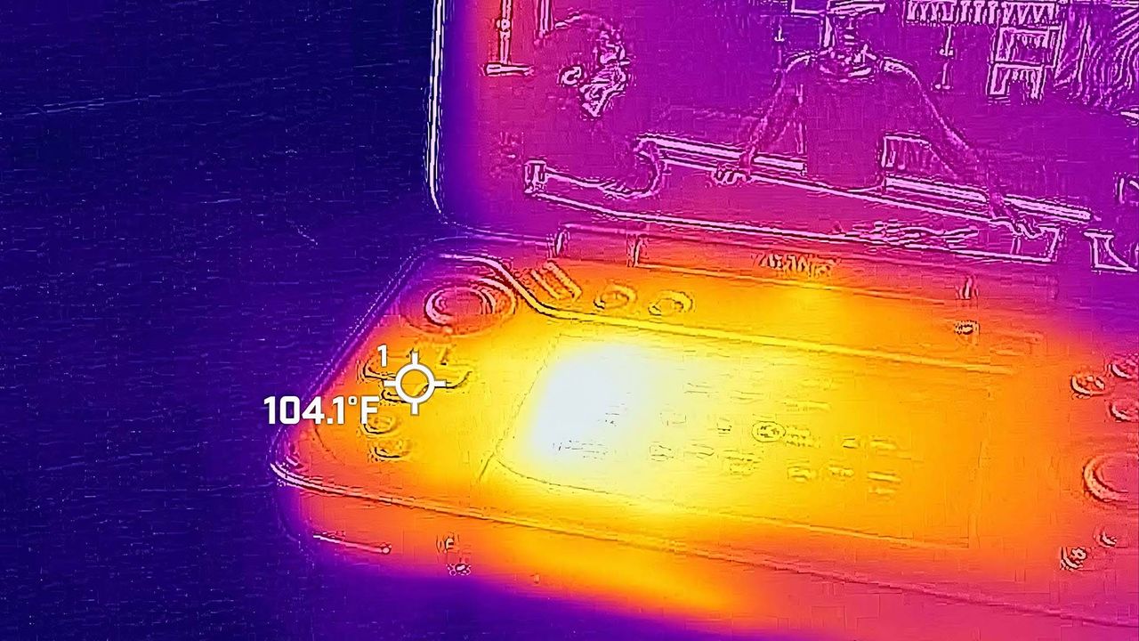 AYANEO Flip DS thermals: Smaller screen.
