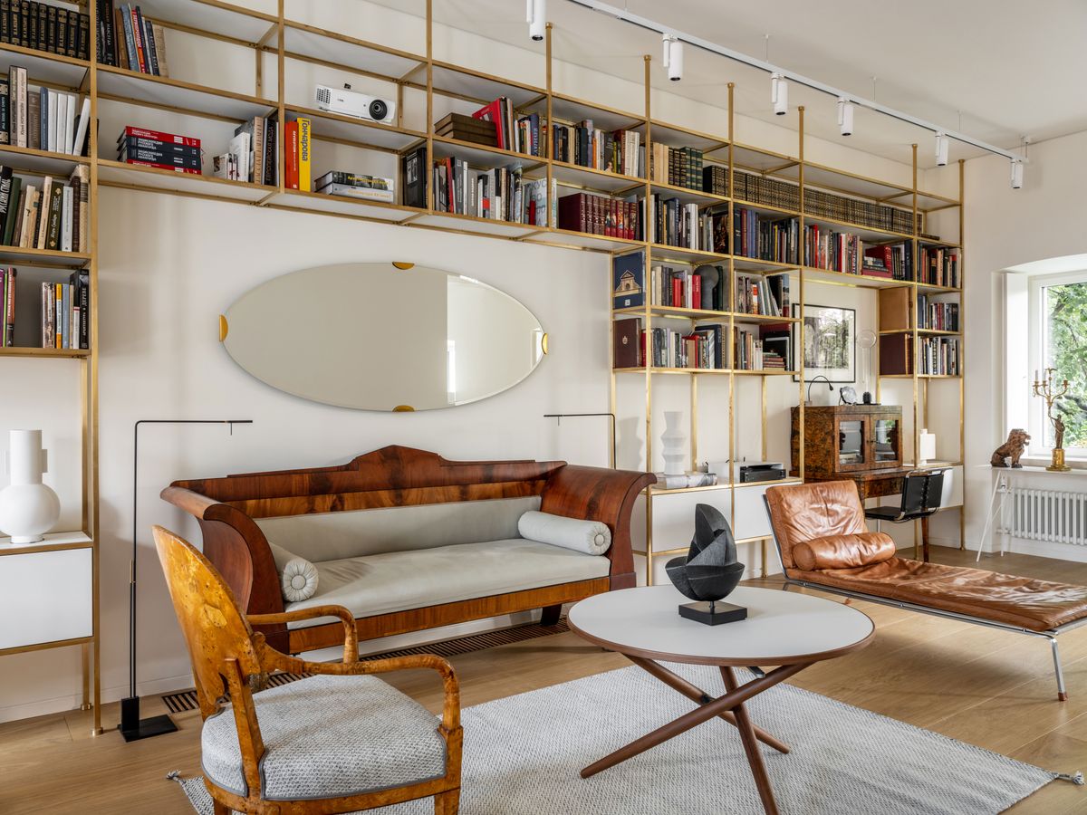 Un appartement moderne à Moscou où se trouvent des antiquités ornées et des designs minimalistes