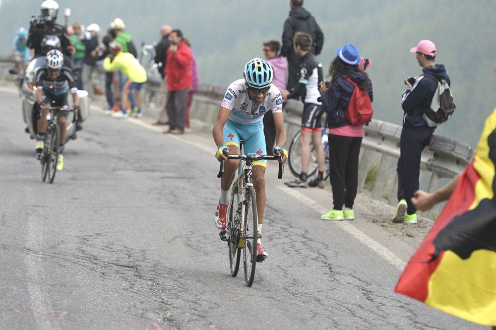 Aru makes his move on the dirt roads.