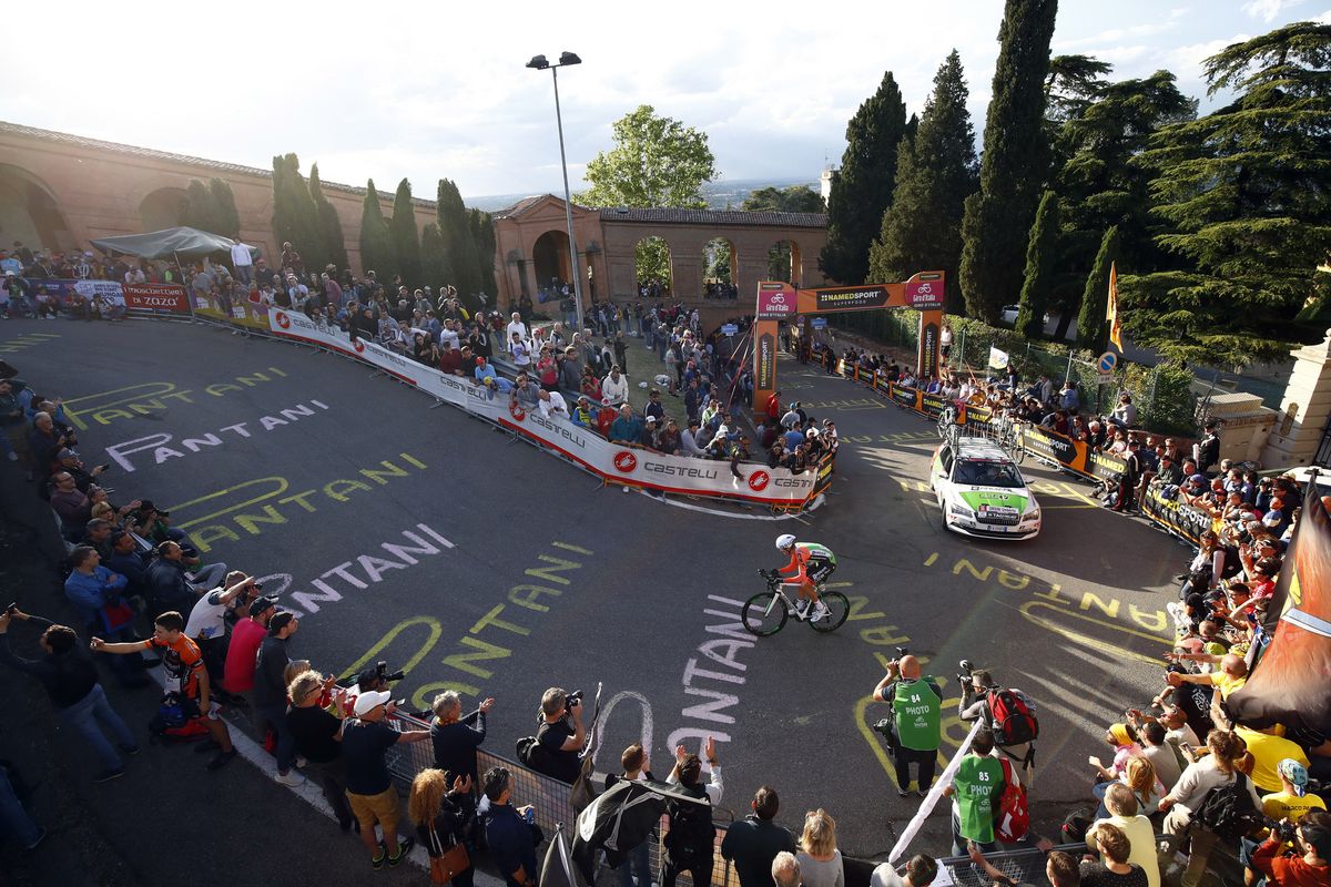 A corner on the steep climb to the finish