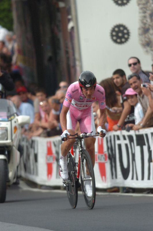 Ivan Basso wearing the maglia rosa during the stage 11 time trial at the 2006 Giro
