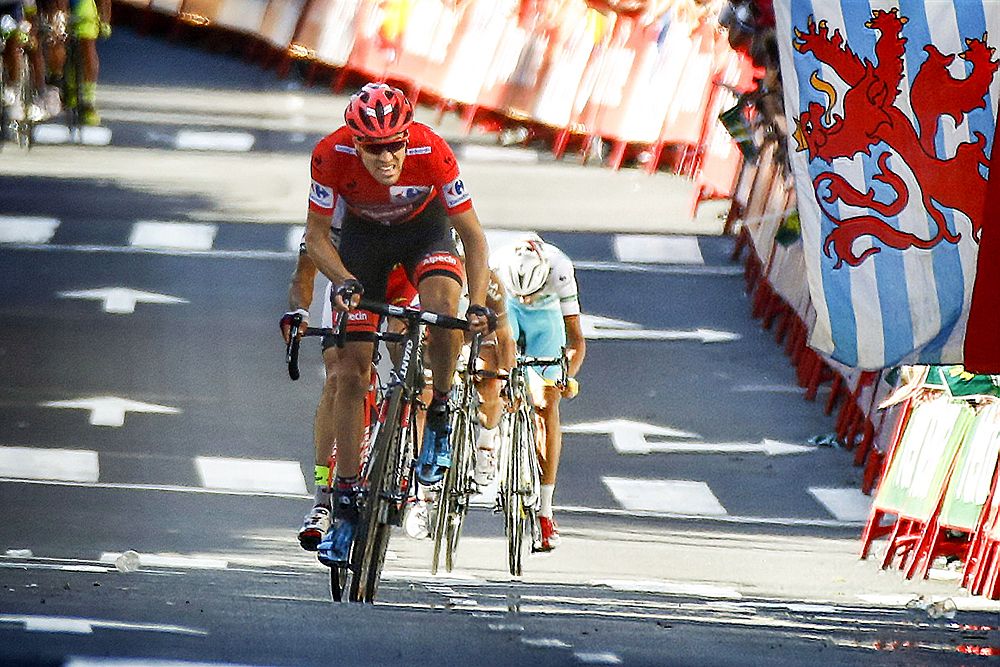 Tom Dumoulin (Giant-Alpecin) gets a gap in Avila