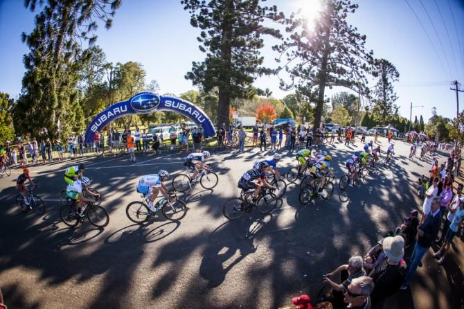 Riders on the stage 5 criterium course