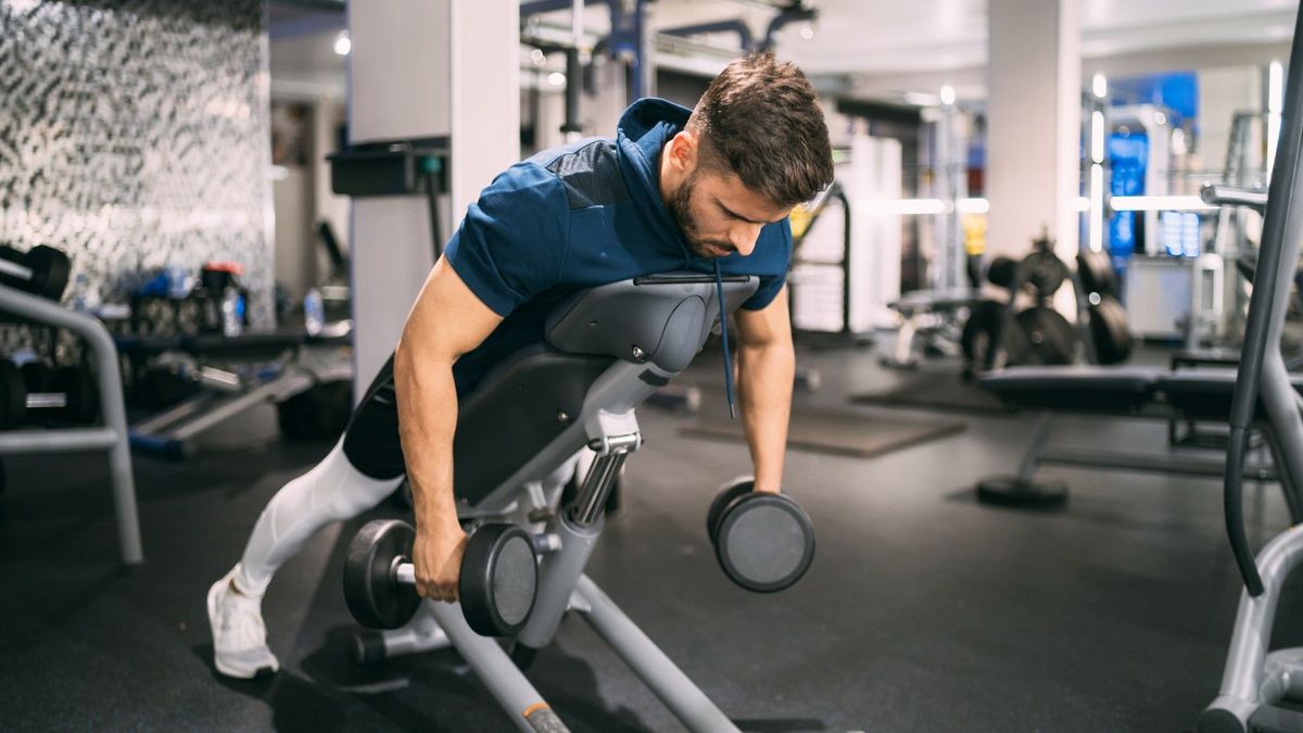 Man setting up to perform reverse incline hammer curl