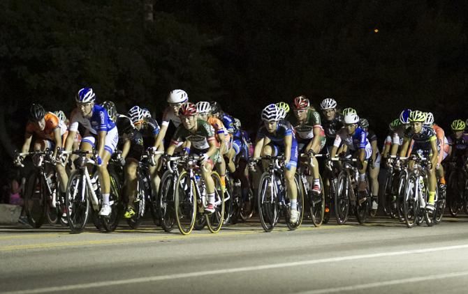The women's peloton on course