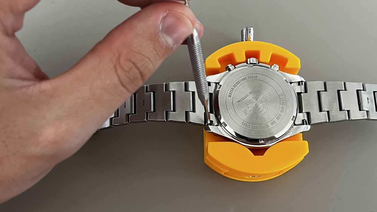 Changing the watch strap on a Casio Edifice