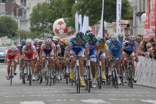 The peloton is controlled by Saur Sojasun.