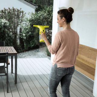 handy gadget ensures streak-free window cleaning in no time