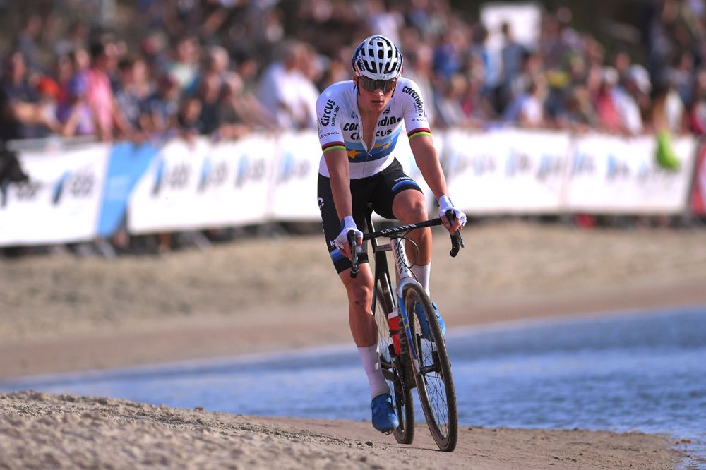 Mathieu van der Poel (Corendon-Circus) gave another master class of cyclo-cross riding