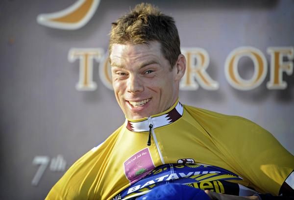 Wouter Mol (Vacansoleil) dons his second leader's jersey