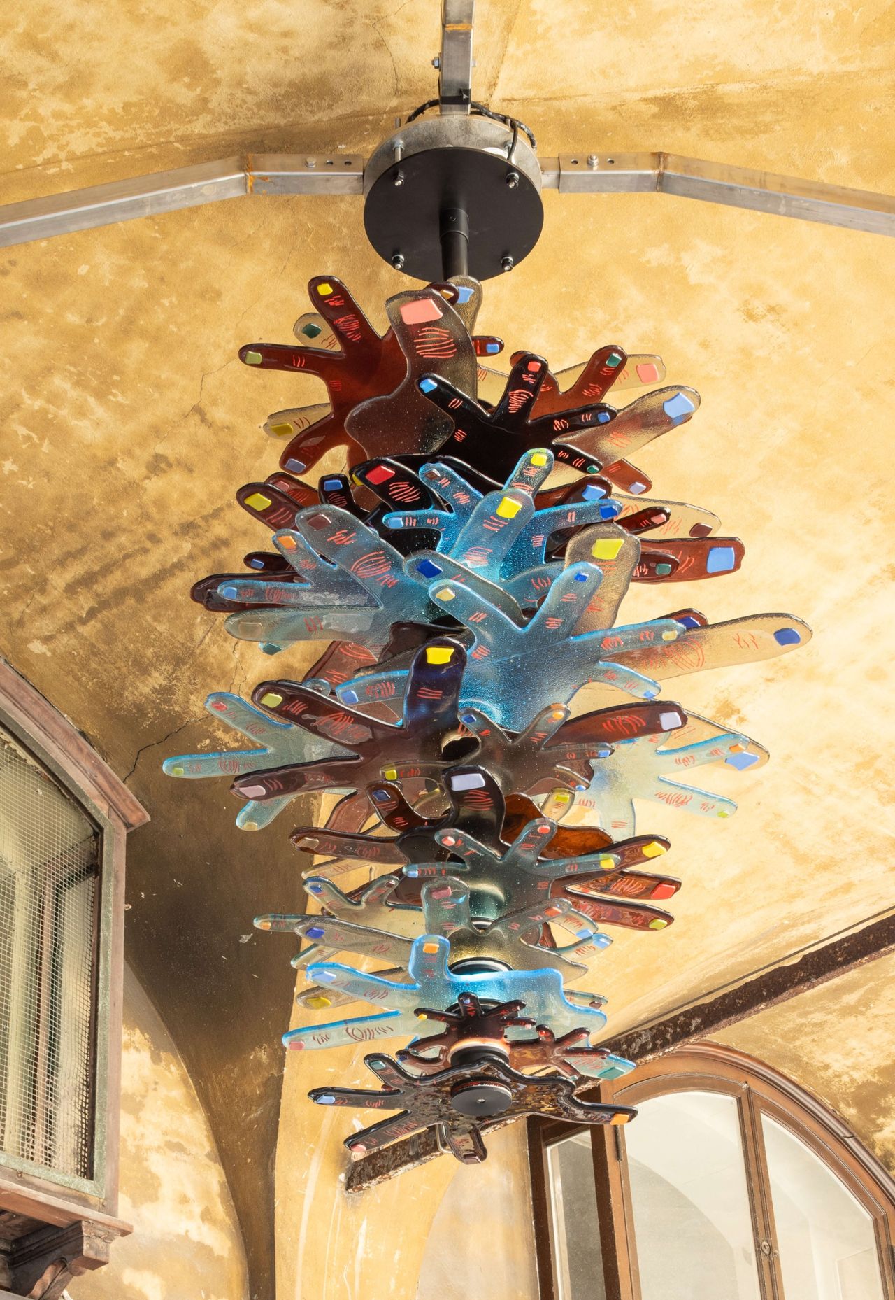 Arthur Duff, Hand under hand, con Nicola Moretti Murano e Vetrerie Artistiche Murano di Stefano Bullo, ph. Giorgio Bombieri