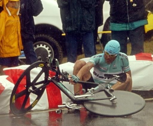 Ullrich crashes in the final time trial at the Tour de France in 2003