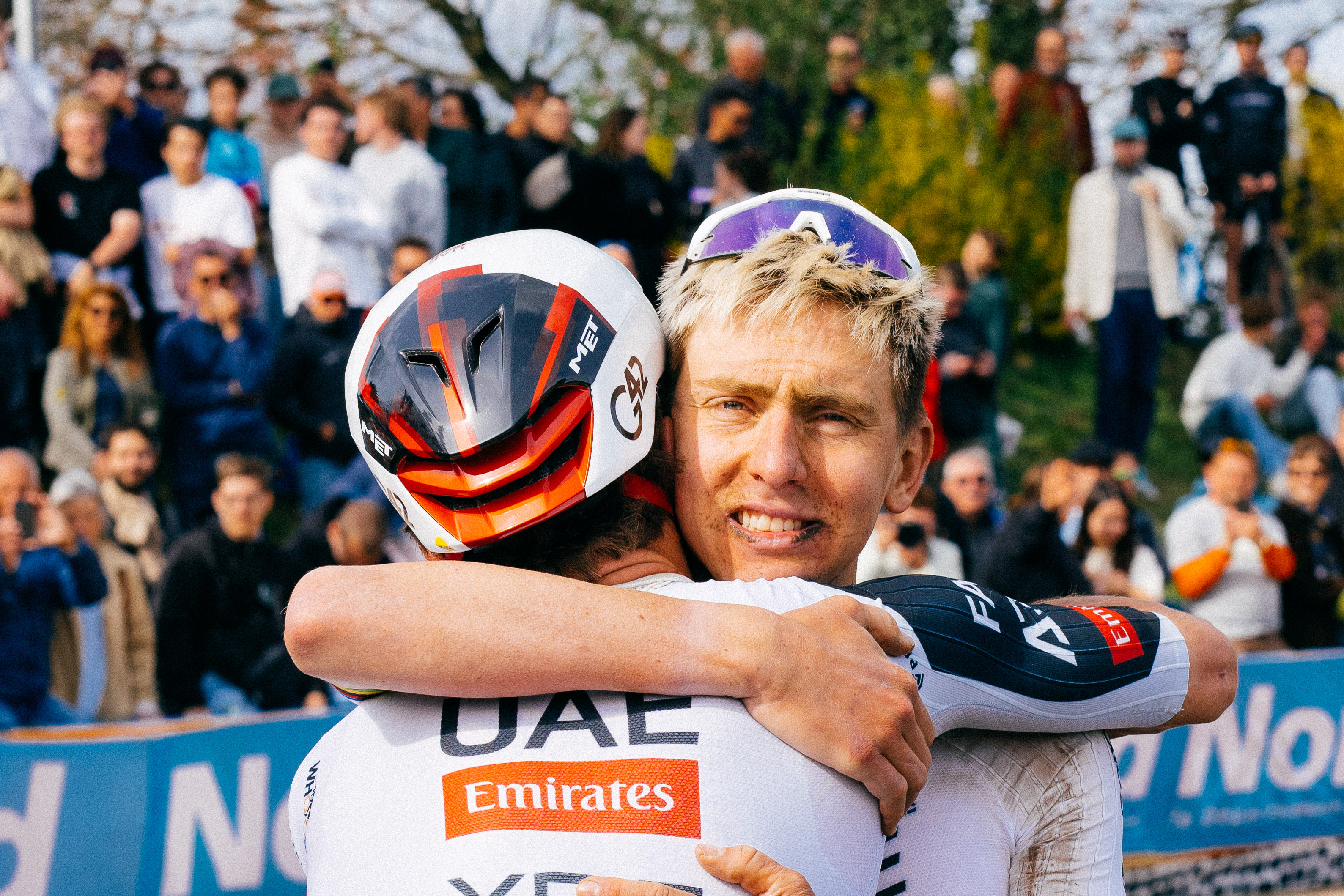 Los corredores de la París-Roubaix en la meta