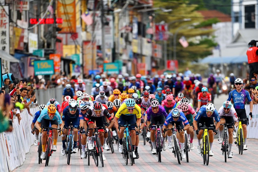 Juan Sebastian Molano surges to the finish line of stage 2