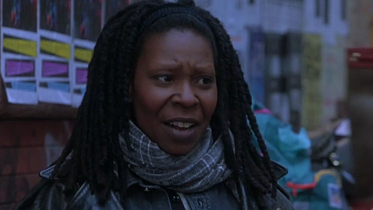 Jane DeLuca (Whoopi Goldberg) falando na rua em Boys on the Side