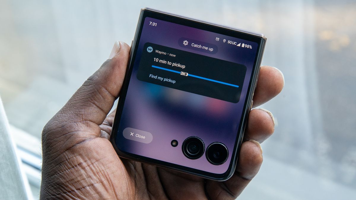 Live Notification on the Razr Ultra 2026