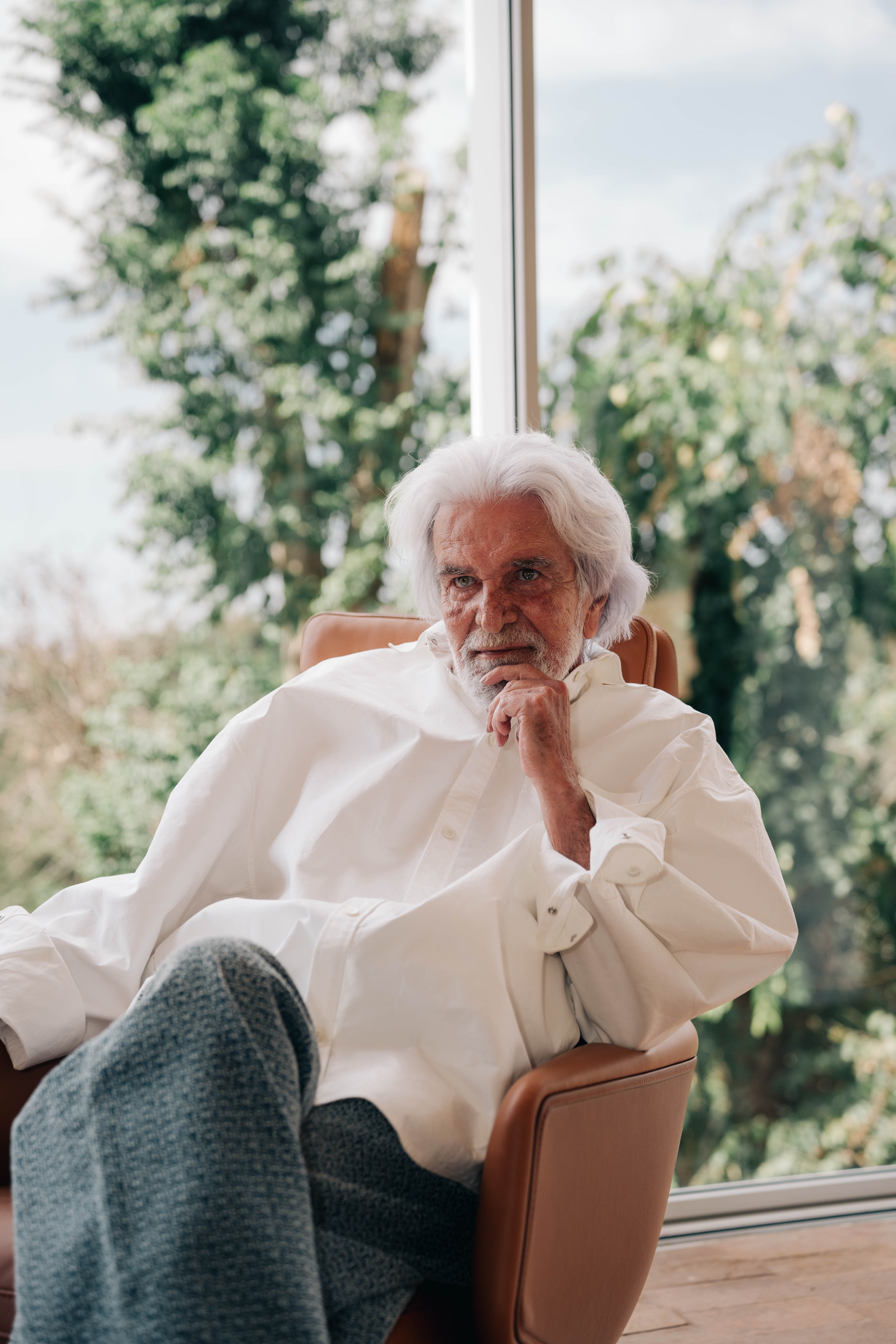 portrait of Bernardo Paz sat and wearing a white shirt